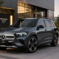 Mercedes GLB électrique en recharge rapide devant un bâtiment moderne