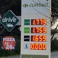 Panneau de station-service affichant le vélo à 0 euro à côté des prix du carburant