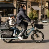 Vélo électrique longtail en libre-service dans une rue urbaine