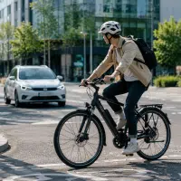 Vélo électrique connecté à une intersection urbaine avec une voiture