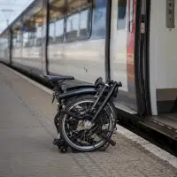 Vélo pliant plié, prêt à monter à bord d'un train régional