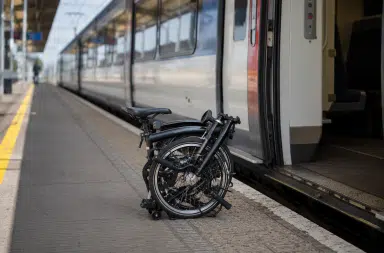 Vélo pliant plié, prêt à monter à bord d'un train régional