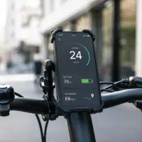 Smartphone fixé au guidon d'un vélo électrique affichant un tableau de bord de conduite