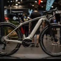 Vélos électriques exposés sur un salon du cycle