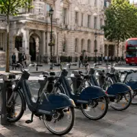 Vélos électriques en location alignés dans une rue de Londres