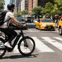Vélo électrique circulant dans une rue de New York sans plaque d'immatriculation