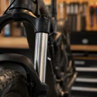 Gros plan sur une fourche de VTT lors d'une révision en atelier