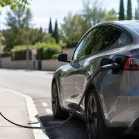 Voiture électrique en charge à une borne, illustrant les idées reçues sur le véhicule électrique