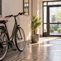 Vélo de ville rangé le long d’un mur dans le hall d’un immeuble