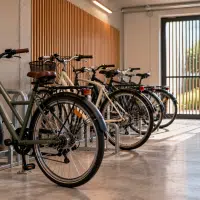Vélos rangés et attachés dans un local à vélos sécurisé d’immeuble