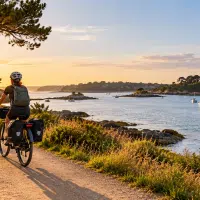 Cycliste sur une voie verte côtière de la Presqu'île de Rhuys, le long du Golfe du Morbihan